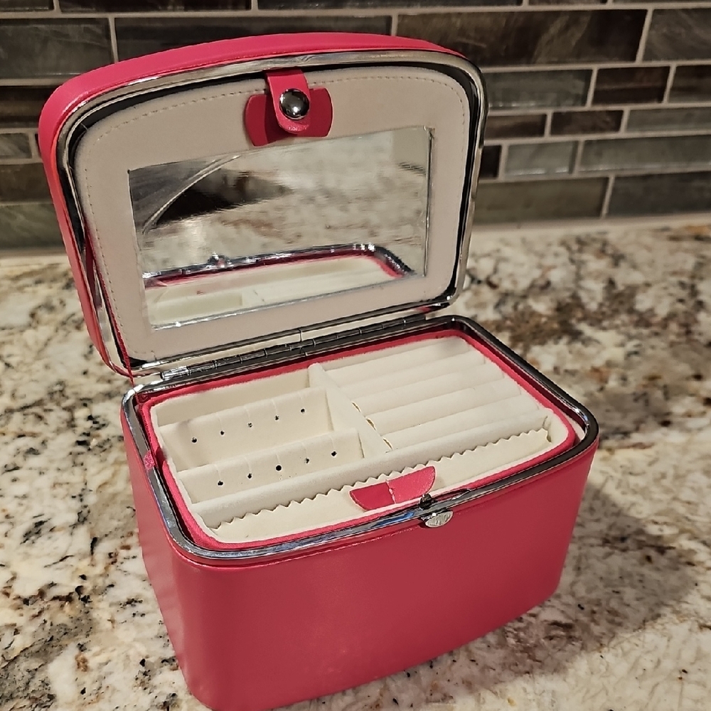 Source Unknown Fuchsia Jewelry Organizer